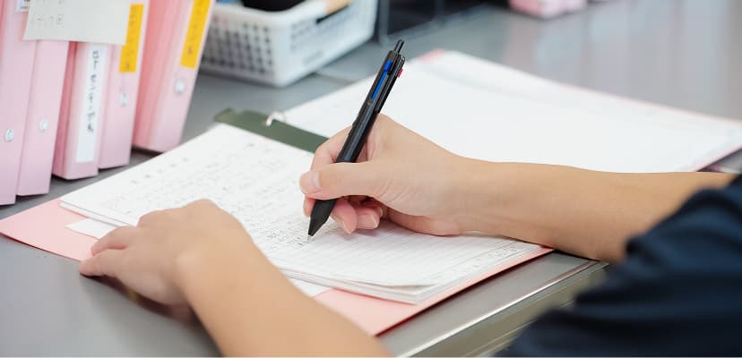 書類を記載する写真
