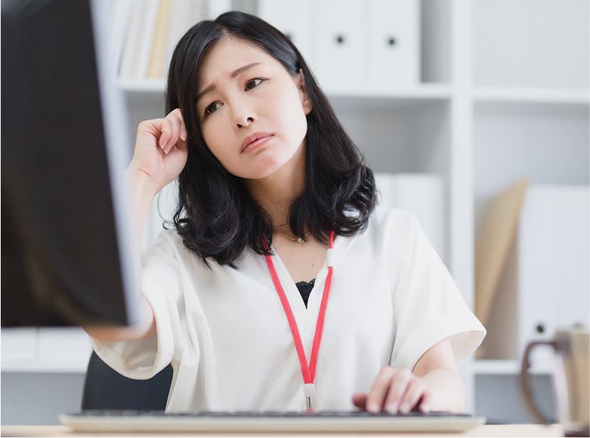 考え事をする人の写真