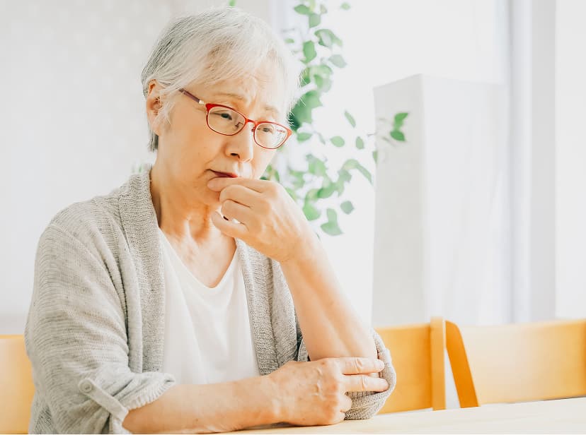 考え事をする人の写真